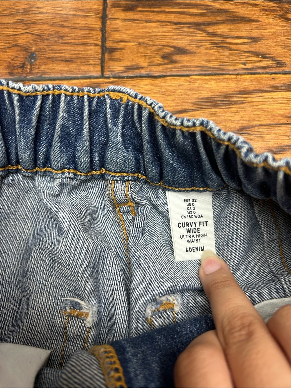 H&M Curvy Fit Wide Ultra High-Waisted Jeans - Picture 2 of 6